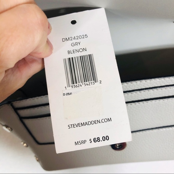 🔥SALE🔥 Steve Madden gray and silver crossbody bag - Picture 8 of 9